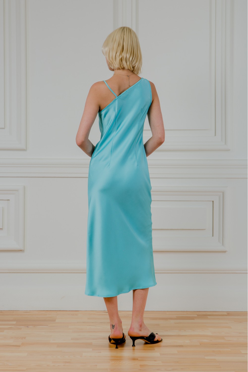 Ассиметричный атласный платье Боскония