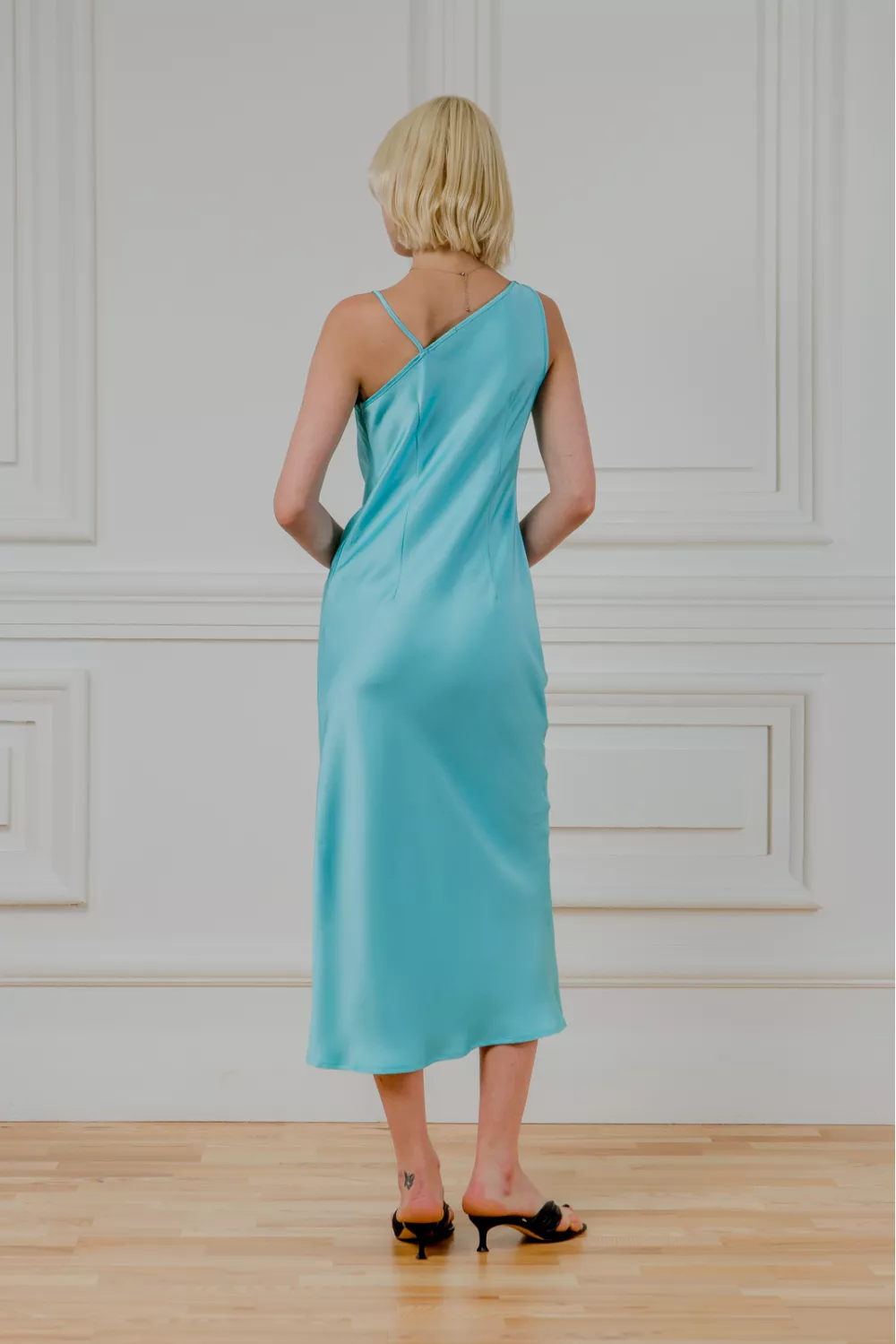 Ассиметричный атласный платье Боскония - фото 6