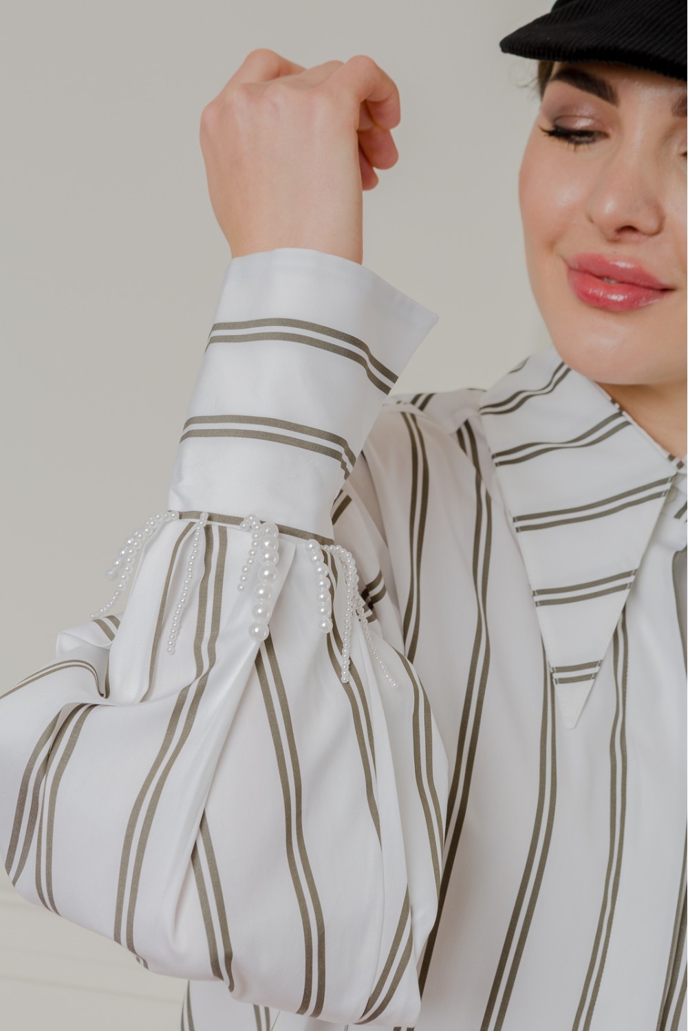 Блуза с расшитым жемчугом рукавами Шарлотт - фото 7