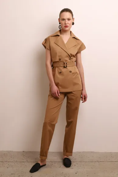 Хлопковая бежевая жилетка под пояс с отложным воротам Берта - фото