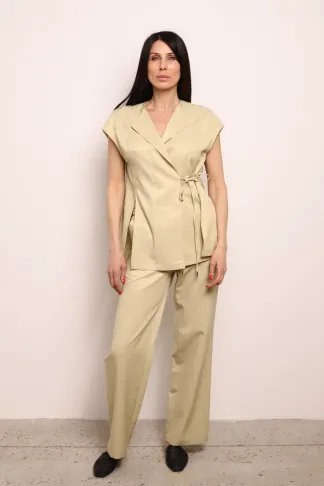 Хлопковая песочная жилетка удлиненного кроя на запах Караваджо