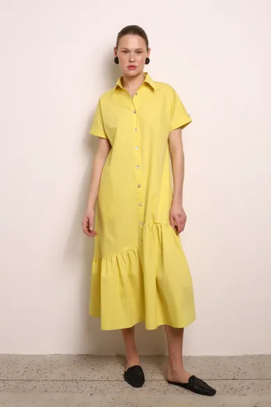 Желтое хлопковое платье с коротким рукавом и асимметричным низом. - фото
