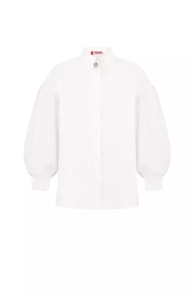 Біла святкова сорочка з фактурним рукавом та декоративним гудзиком Токайо - фото