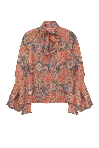 Шовкова блуза рожевого кольору в абстрактний принт з бантом та рюшами на рукавах Зендая - фото