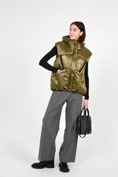 Стеганная оливковая жилетка на молнии с капюшоном Никола - фото