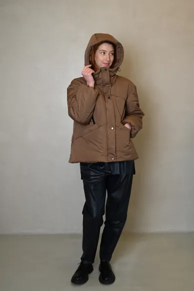 Зимова коротка куртка з капюшоном бежевого кольору Нікола - фото