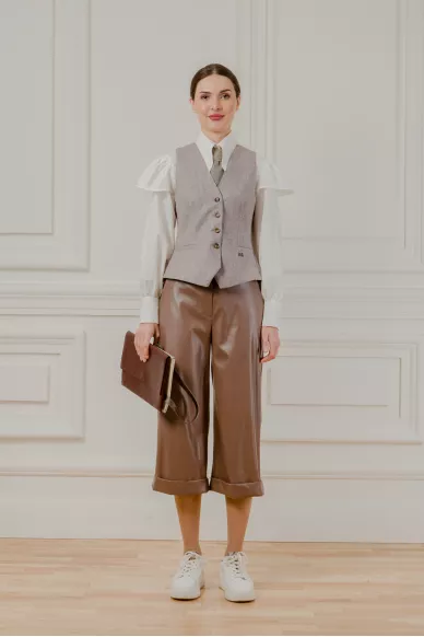 Пудровый жилет Александра - фото